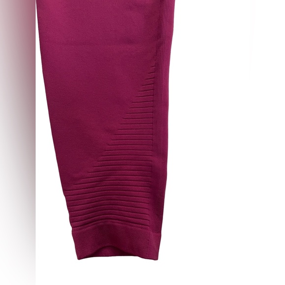 DoYouEven Scrunch Bum Leggings in Maroon (Medium) - Picture 5 of 8